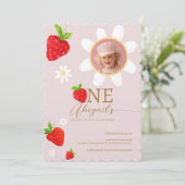 Berry First 1. Strawberry Birthday Foto Einladung (Stehend Vorderseite)