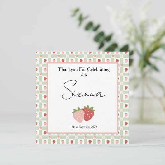 Berry First Birthday Customisable Gingham Print Dankeskarte (Stehend Vorderseite)