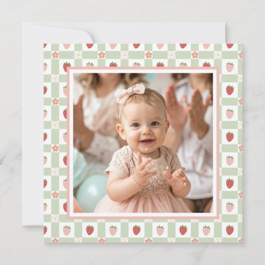 Berry First Birthday Customisable Gingham Print Dankeskarte (Rückseite)