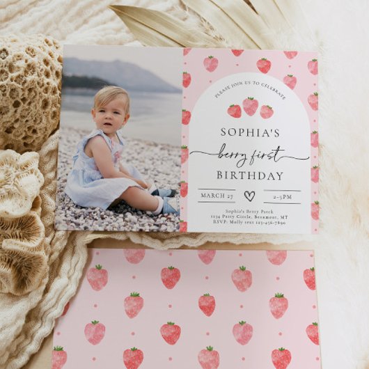 Berry First Birthday Einladung | Erdbeere