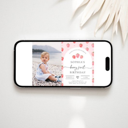 Berry First Birthday Einladung | Erdbeere