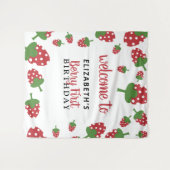 Berry First Birthday Niedlich Strawberry Hintergru Wandteppich (Vorderseite (Horizontal))
