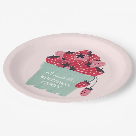 Berry First Birthday Party Strawberry Pappteller (Schrägansicht)