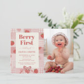 Berry First Birthday Pink Bow Cute Photo Einladung (Stehend Vorderseite)