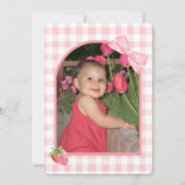 Berry First Birthday Pink Bow Gingham Photo Einladung (Rückseite)