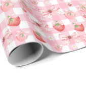 Berry first birthday pink gingham strawberry gift geschenkpapier (Rolleneckpunkt)