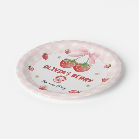 Berry First Birthday Soft Pink Pappteller (Schrägansicht)
