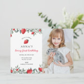 Berry First Birthday | Strawberry Birthday Foto Einladung (Stehend Vorderseite)