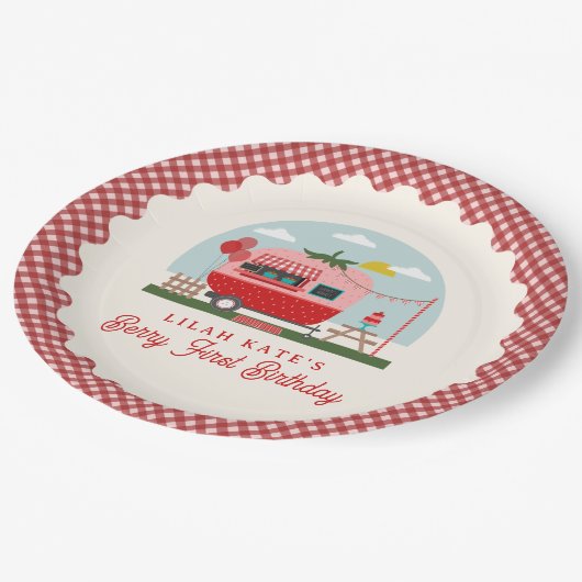 Berry First Birthday Strawberry Camper Pappteller (Schrägansicht)