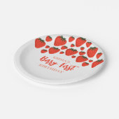Berry First Birthday Strawberry Design Pappteller (Schrägansicht)