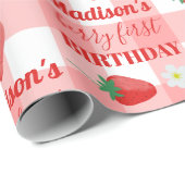 Berry First Birthday Strawberry Erster Name Geschenkpapier (Rolleneckpunkt)