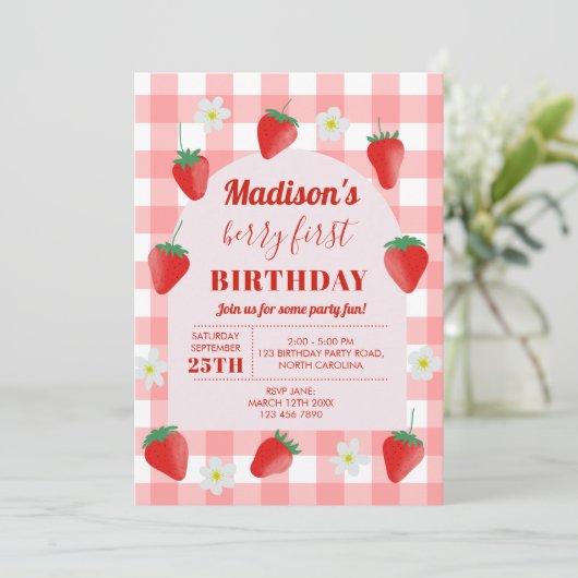 Berry First Birthday Strawberry Erstes Foto Einladung (Stehend Vorderseite)