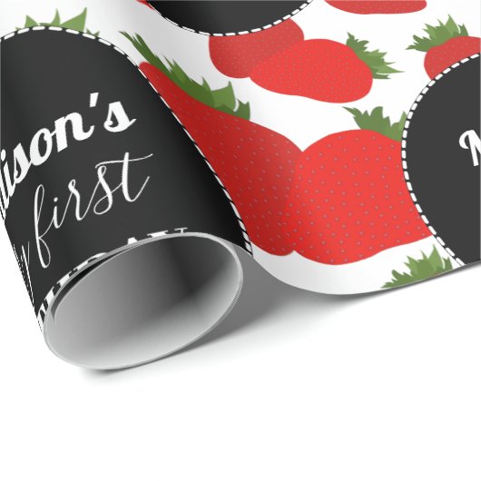 Berry First Birthday Strawberry Geschenkpapier (Rolleneckpunkt)