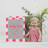 Berry First Strawberry Foto 1. Geburtstag Party Einladung (Stehend Vorderseite)