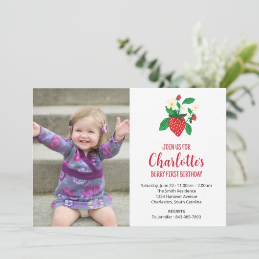 Berry First Strawberry Foto Birthday Einladung (Stehend Vorderseite)