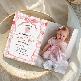 Berry First Strawberry Gingham 1. Geburtstags-Foto Einladung