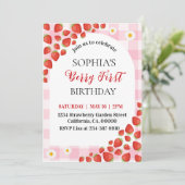 Berry First Strawberry gingham birthday invitation Einladung (Stehend Vorderseite)