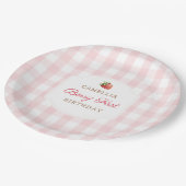 Berry First Strawberry Pink Gingham Birthday Party Pappteller (Schrägansicht)