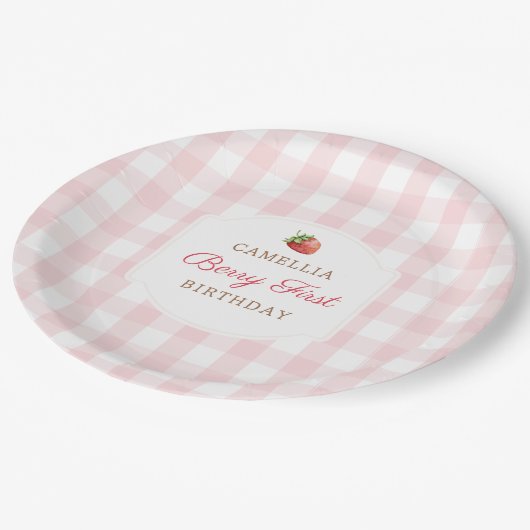 Berry First Strawberry Pink Gingham Birthday Party Pappteller (Schrägansicht)