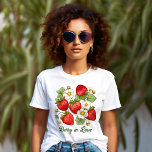 Berry in Liebe Sommerfrucht Erdbeere T-Shirt<br><div class="desc">Berry in der Liebe Sommer Obst Erdbeeren T - Shirt,  Sommergarten Erdbeeren Obst thematische T - Shirt</div>