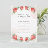 Berry in Love Strawberry Bridal Shower Einladung (Stehend Vorderseite)