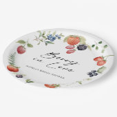 Berry in Love Watercolor Berries Bridal Shower Pappteller (Schrägansicht)