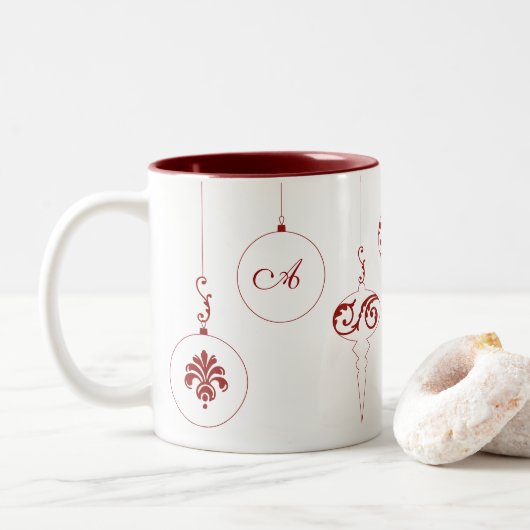 Berry Red Monogram Bauble Ornaments Zweifarbige Tasse (Mit Donut)