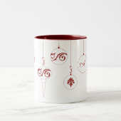 Berry Red Monogram Bauble Ornaments Zweifarbige Tasse (Mittel)