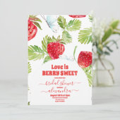 Berry Red Strawberry Brautparty Einladung (Stehend Vorderseite)