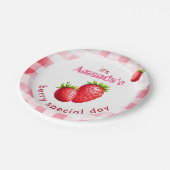 Berry Special Day Strawberry Retro Gingham Pappteller (Schrägansicht)