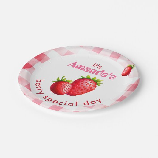 Berry Special Day Strawberry Retro Gingham Pappteller (Schrägansicht)