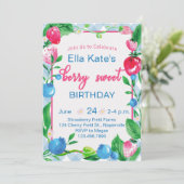 Berry Sweet Birthday Einladung Strawberry Gingham (Stehend Vorderseite)