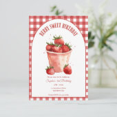 Berry Sweet Birthday Strawberry Party Einladung (Stehend Vorderseite)