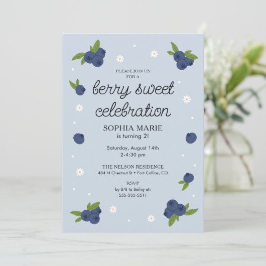 Berry Sweet Blueberry Birthday Periwinkle Blue Einladung (Stehend Vorderseite)