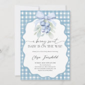 Berry Sweet Blueberry Gingham Baby Shower Einladung (Vorderseite)