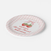 Berry Sweet Erdbeere Geburtstag Pink Bow Gingham Pappteller (Schrägansicht)