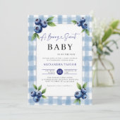 Berry Sweet Gingham Blue Farm Chic Baby Shower Einladung (Stehend Vorderseite)