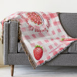 Berry Sweet Liebe Strawberry Gingham Bridge Gesche Decke<br><div class="desc">Mit unserer "Berry Sweet Liebe" Throw Rug verbinden Sie Vintagen Charme und moderne Landeleganz. Diese herrliche Decke erfasst die Essenz eines Junggeselinnen-Abschieds, einer Henne-Nacht oder eines Brautparty mit seinen Retro-Vintagen Farben und der süßen Erdbeere-Design. Stellen Sie sich Ihren Picknick am Flussufer vor, der mit diesem gemütlichen Teppich geschmückt ist, denn...</div>