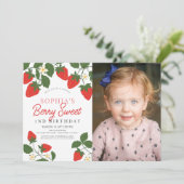 Berry Sweet Red Strawberry Foto 2. Geburtstag Einladung (Stehend Vorderseite)