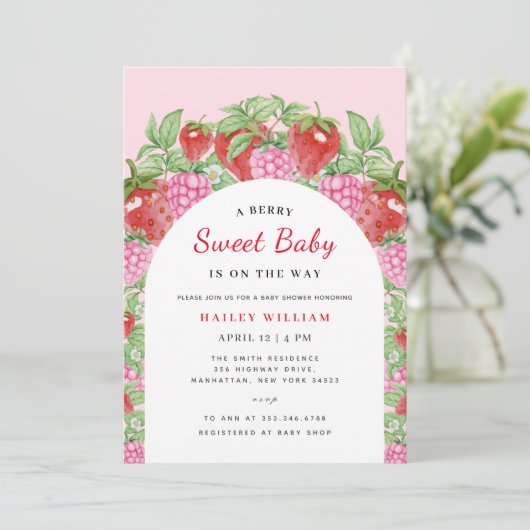 Berry Sweet Strawberry Arch Girl Babydusche Einladung (Stehend Vorderseite)