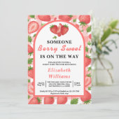 Berry Sweet Strawberry Baby Shower Einladung (Stehend Vorderseite)