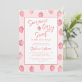 Berry Sweet Strawberry Baby Shower Einladung (Stehend Vorderseite)
