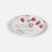 Berry Sweet Strawberry Baby Shower Pappteller (Schrägansicht)