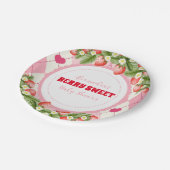 Berry Sweet Strawberry Baby Shower Pappteller (Schrägansicht)