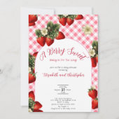 Berry Sweet Strawberry Baby Shower Red Gingham Einladung (Vorderseite)