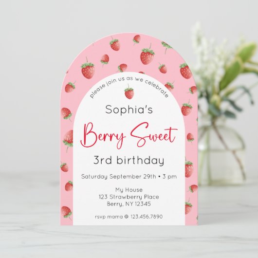 Berry Sweet Strawberry Birthday Foto Einladung (Stehend Vorderseite)