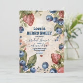 Berry Sweet Strawberry Brautparty Einladung (Stehend Vorderseite)