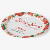 Berry Sweet Strawberry Checkered Baby Dusche Pappteller (Schrägansicht)