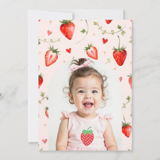 Berry Sweet Strawberry Cute Photo 1st Birthday Einladung (Rückseite)
