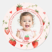 Berry Sweet Strawberry Farmhouse Chic 1st Birthday Runder Aufkleber (Vorderseite)